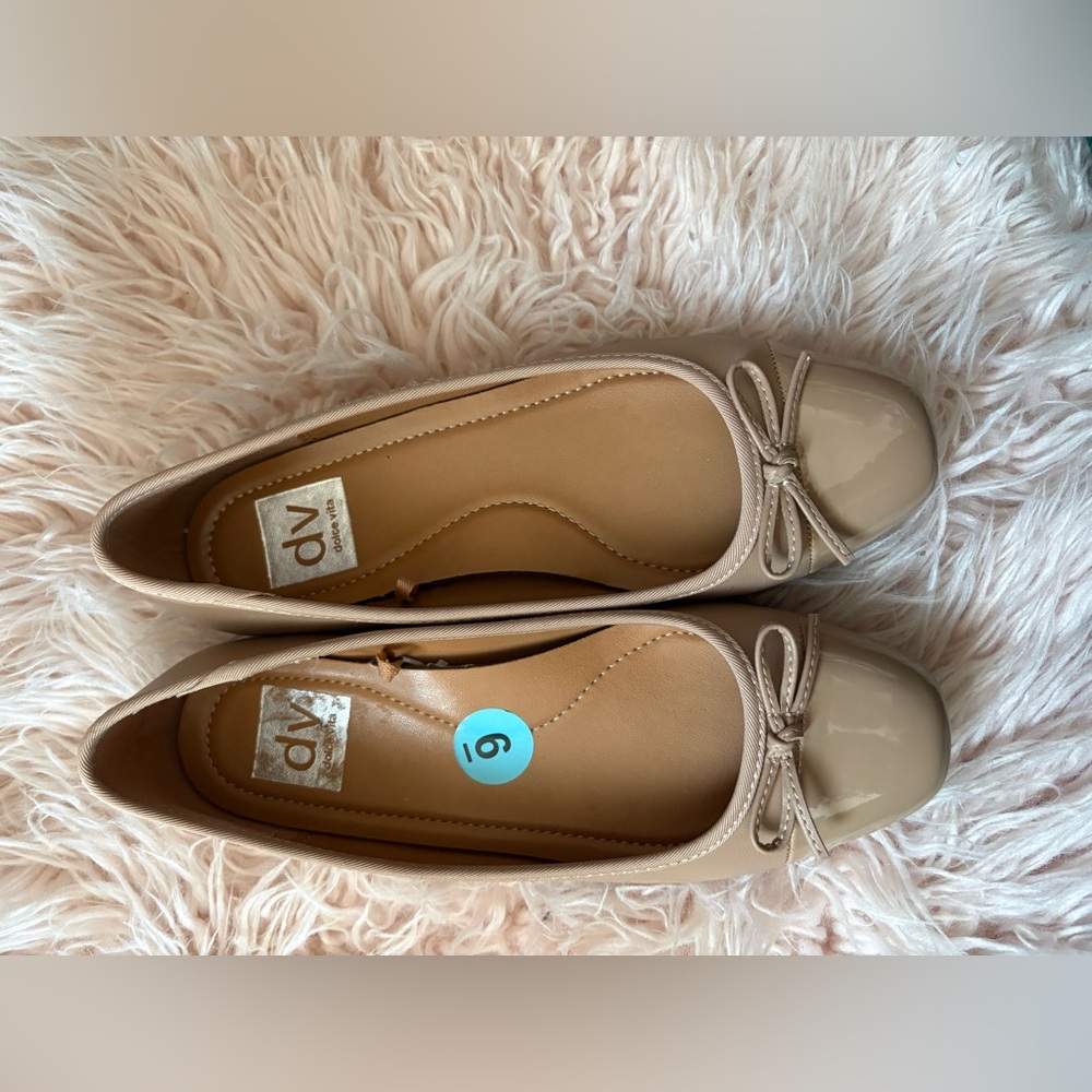 DV by Dolce Vita Women's Moxy Beige Patent Bowed Balletcore Flats Size 6 NWOT